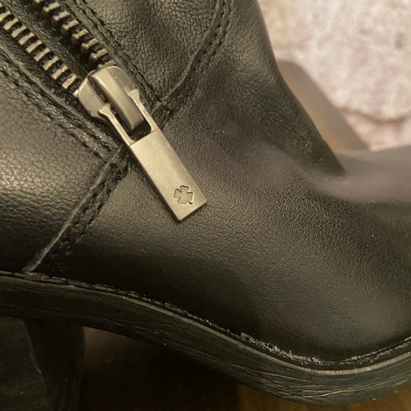 Lucky 🍀 Brand Black Leather Chunky Heel Bootie - Picture 6 of 9